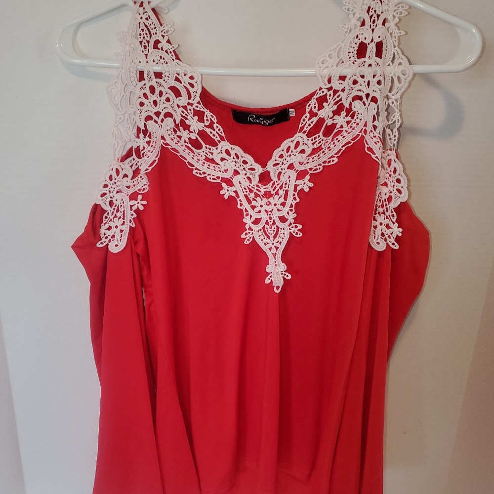 Cold shoulder Top - Picture 2 of 4